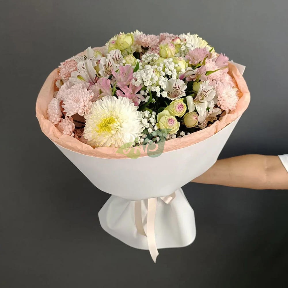 Букет Пудровые облака из альстромерий, кустовых роз, кустовых и одноголовых хризантем с доставкой по Данкову